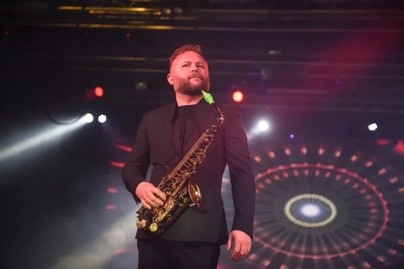 DIMISAXX — с саксофоном на сцене