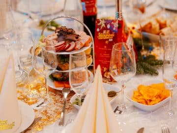 Фуршет и All Inclusive буфет на Звёздном Новогоднем Балу 2024 в Дортмунде: изысканные блюда, десерты и напитки для гостей. Festliches All Inclusive Buffet beim Silvester-Exclusiv Dortmund 2024 – Gala Dinner mit internationaler Küche, Desserts und Drinks.
