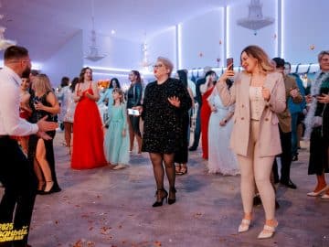 Гости Звёздного Новогоднего Бала 2024 в Дортмунде наслаждаются музыкой, танцами и атмосферой праздника. Gäste beim Silvester-Exclusiv Dortmund 2024 – Tanzfläche, Musik und unvergessliche Stimmung zum Jahreswechsel.