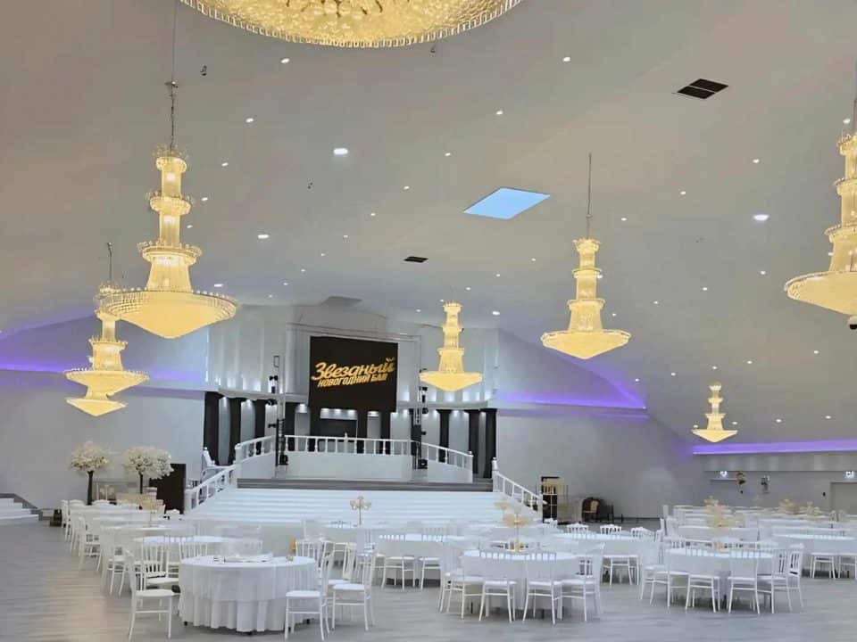 Украшенный зал для Звёздного новогоднего бала в Дортмунде