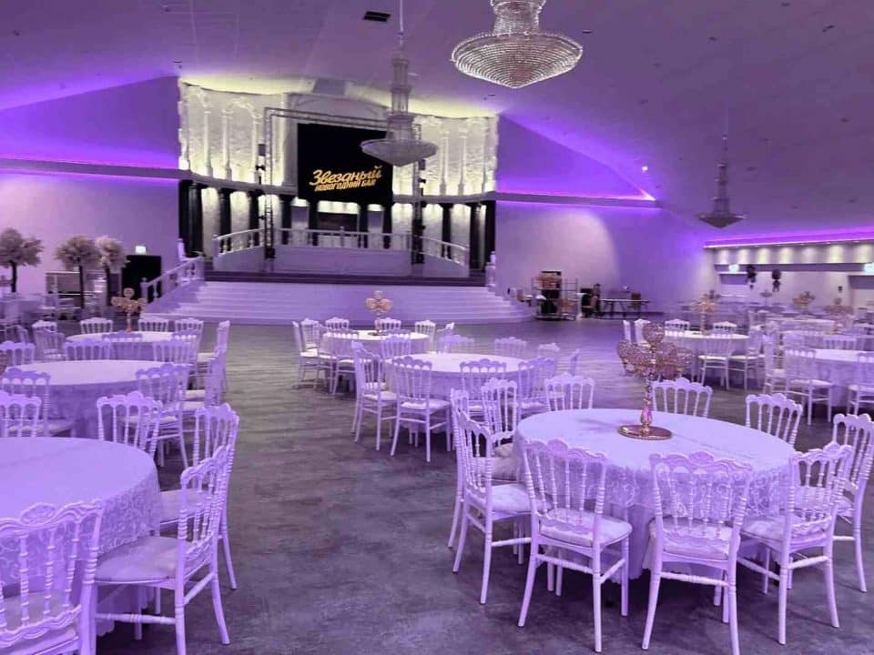 Зал для гостей на русской новогодней вечеринке в Германии