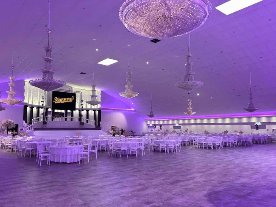 Интерьер зала для русской новогодней вечеринки в Германии